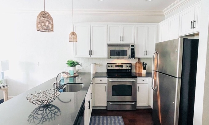 Oxford Condo | Close to Campus-newly professionally decorated-sleeps 6 -no stairs!