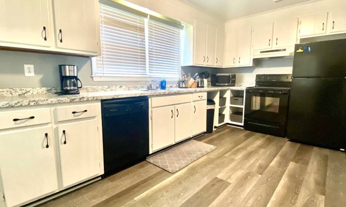 Hickory House | Close to Hickory, 3br 1.5ba Carport and free cable TV!