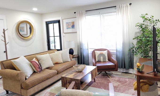 North Charlotte House | Close to lightrail in the Heart of NODA!