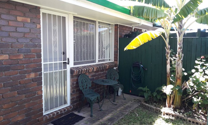 Kippa-Ring House | Close to rail and shops