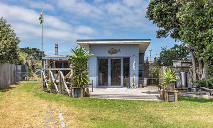 Himatangi Beach Cottage | Close to the beach pet friendly 4-bedroom bach
