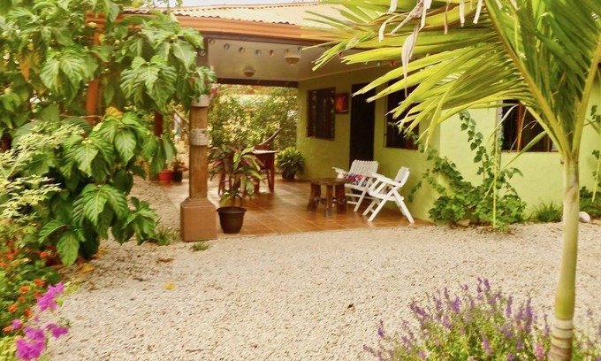 Samara House | Close to the Beach. Cute and Private!