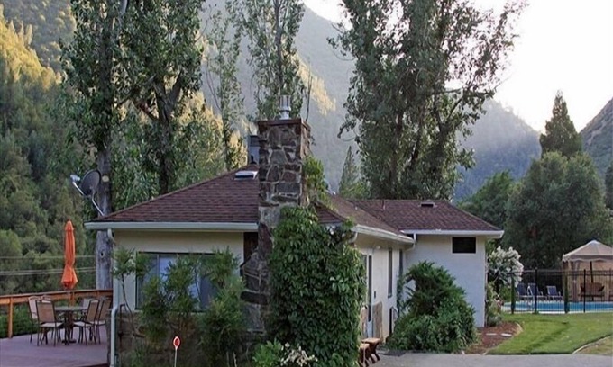 El Portal House | Closest Home to Yosemite Valley on the Merced River
