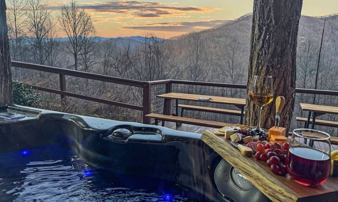 Bryson City Cabin | Cloud Nine Retreat; sleeps 16|barrel sauna|hot tub