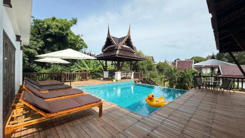 Mae Pim House | CM14 Beds & Private Pool