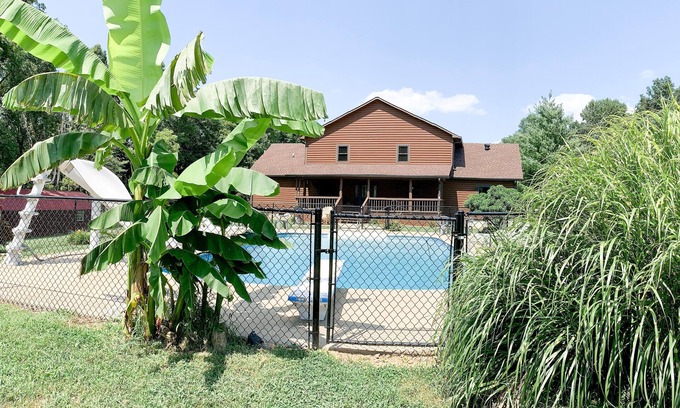 Austin Cabin | CMR Hideaway Lodge poolside Barren County near Barren River Lake
