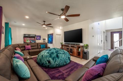 Bella Vida House | Coachella Play - 6BR Multi-Gen Fun Zone and Retreat with free heated pool