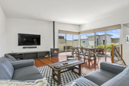 Torquay House | Coastal Comfort, Just a Ocean Glimpse Away Torquay