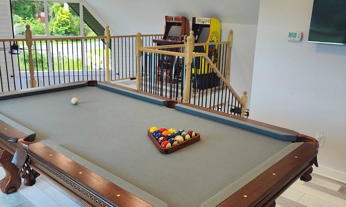 Hudson House | Coastal family gaming retreat with pool table, hot tub, arcades - pet welcomen