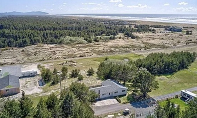 Long Beach House | Coastal Home on Edge of Town with Fire-pit & Private Beach Path. Dog Friendly!