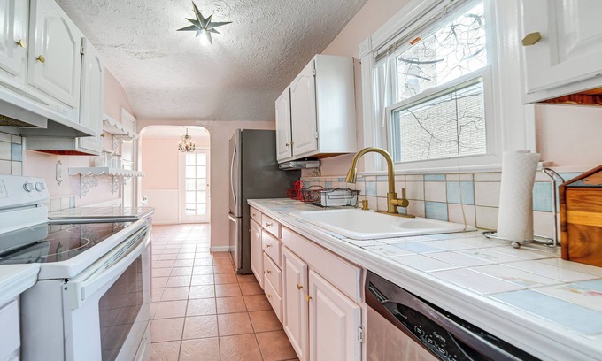 Euclid Cottage | Coastal Lake Erie Cottage w/Amazing Water Views!