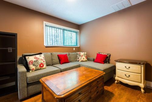 Crescent Beach Apartment | Coastal Luxury Suite White Rock