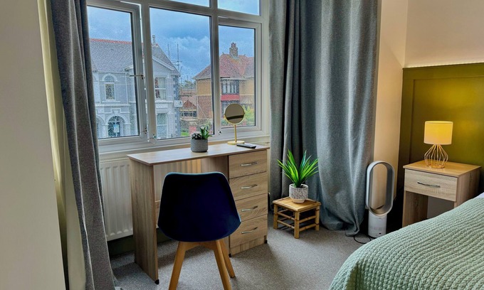 Llanelli House | Coastal Park Accommodation