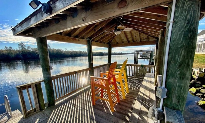 Morehead City House | Coastal Retreat on Waterway w/Hot Tub