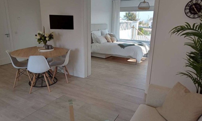 Baile na hAbhann Apartment | Coastal self catering apartment - with sea views