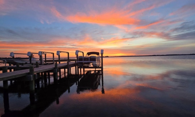 Swansboro Apartment | Coastal Swan 2.0nCharming waterfront king Boutique studio in peaceful Swansboro.