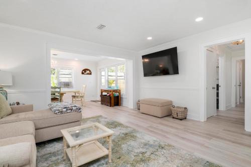 West Bradenton House | Coastal Vibes! Tropical heated pool home short drive to the beach