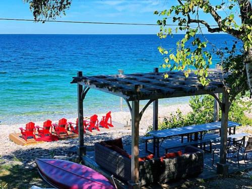 Northern Bruce Peninsula Ski Chalet | Cobblestone Waterfront cottage 4 Bedrooms, 2 Bathrooms, Sauna at Lion Head