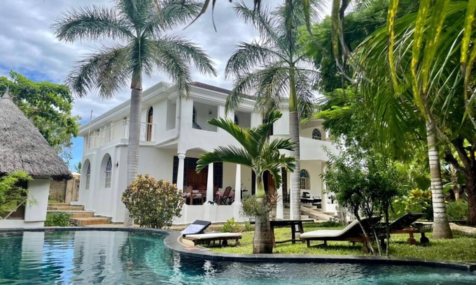 Galu Bed & Breakfast | Coco-De-Ville