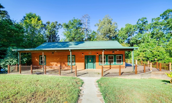 Coffeeville Cabin | Coffeeville Cabin w/Deck ~ 7 Mi to Grenada Lk