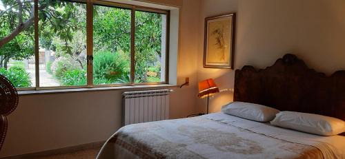 Milazzo Apartment | Colazione in giardino con vista mare