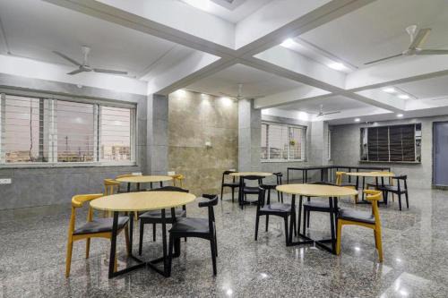 Ameerpet Hotel | Collection O Ameerpet Balkampet Road
