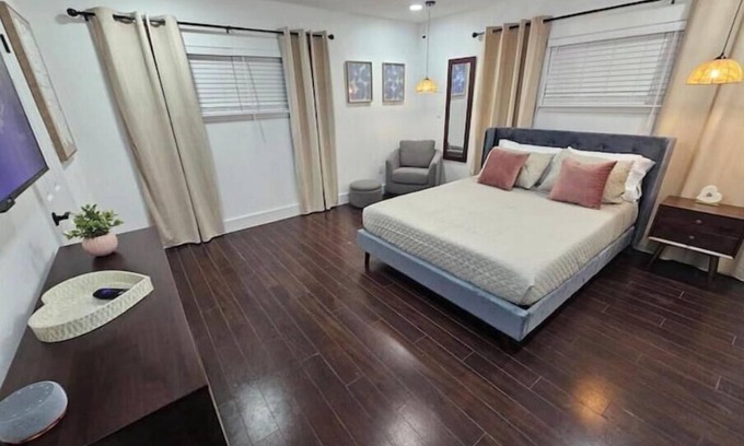 College Park House | College Park Bungalow Sleeps 20+ 2 Kitchens-Fenced