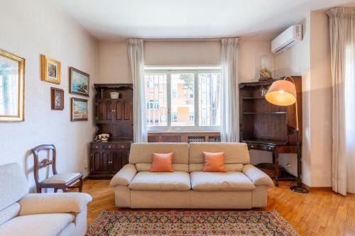 Quartiere XX Ardeatino Apartment | Colosseum 15 minutes away Big, Bright & Central
