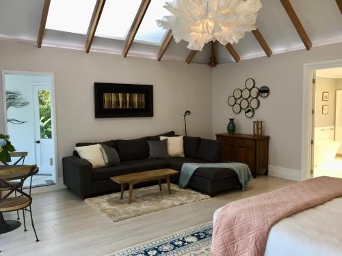 Tawharanui Bed & Breakfast | Columbus Suite at 144 on Jones
