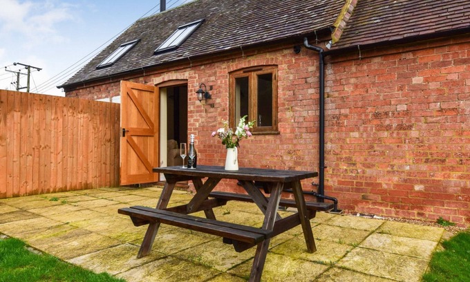 Bidford-on-Avon House | Combine Shed at Oosland Barns - sleeps 4 guests in 2 bedrooms