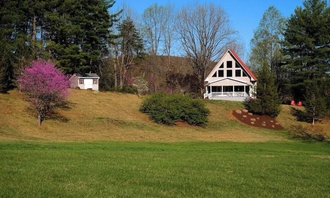 Afton House | Come and enjoy a beautiful view and relaxing time at Windy Knoll.