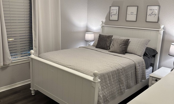 Northeast Pensacola House | Come relax at Kozy on Kipling. Close to shopping, eats, hospital,university, i10