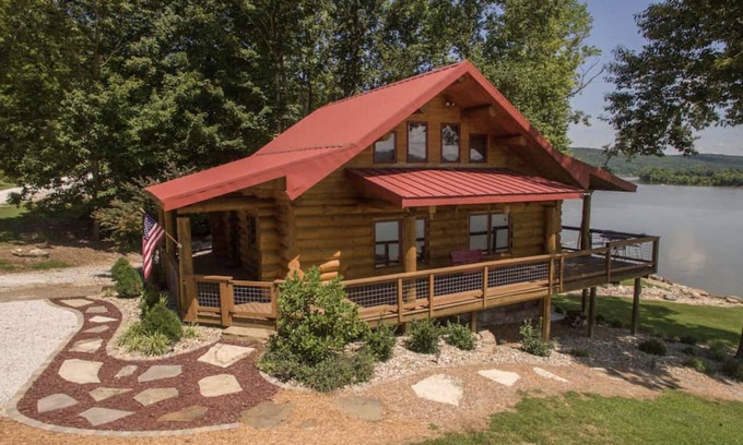 Magnet Cabin | Come relax & enjoy our luxury log cabin, watch barges on banks of the Ohio River