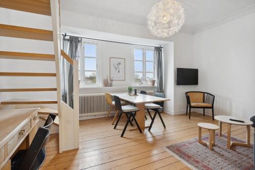 Aalborg Apartment | Come Stay 2BR Lejlighed nær Centrum & Togstation