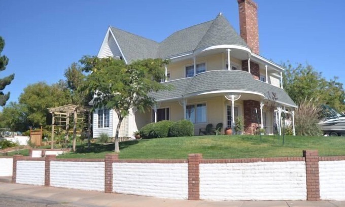 Page Apartment | Come visit Lake Powell! Hiking, boating, kayaking, and paddle board!