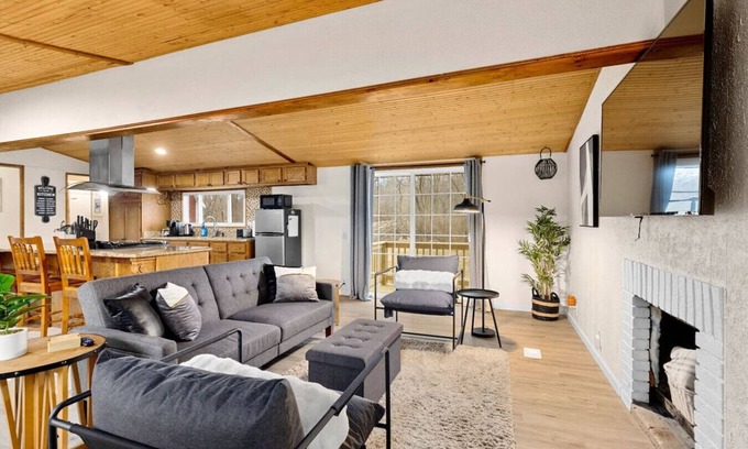 Creve Coeur House | Comfort Cabin - 2BD Family Getaway in Creve Coeur