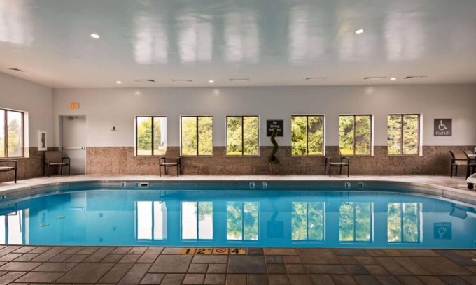 Blaine House | Comfort & Convenience! 4 Amazing Units w/Free Breakfast, Parking, Indoor Pool