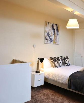 Holbeck Apartment | Comfortable 2 Bedroom House