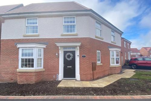 Grantham House | Comfortable 5 - Guest Abode - In Quiet Village