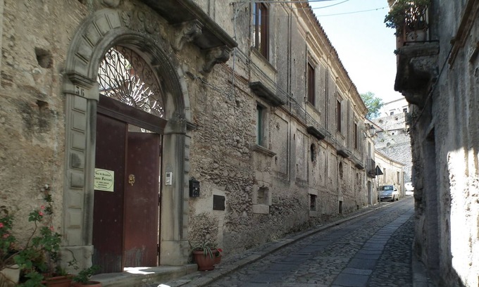 Gerace Bed & Breakfast | Comfortable B & B in Gerace, (see beautiful villages in Italy). Rooms at Casa Ferrari