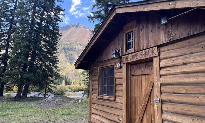 Silver Gate Cabin | Comfortable Cabin next to Yellowstone National Park