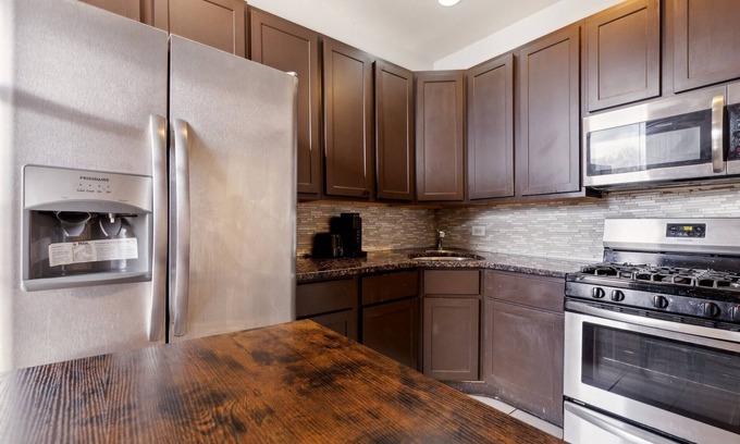 Grand Boulevard Condo | Comfortable Condo In The Heart Of Bronzeville 4 Bedroom Condo by RedAwning
