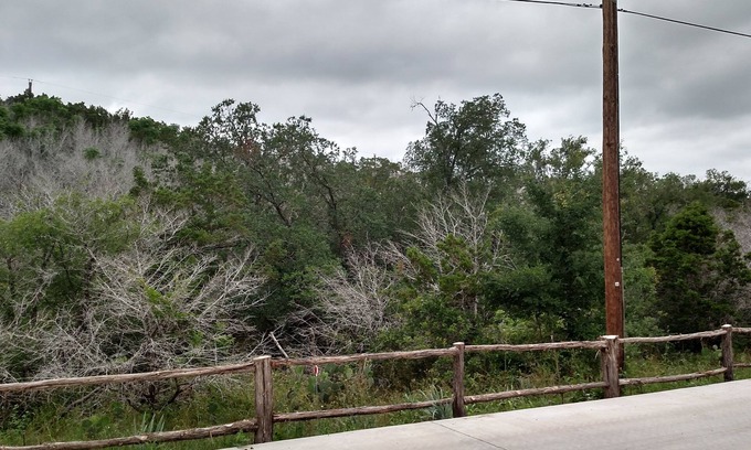 Clifton Cabin | Comfortable & Fun 'Lake House #1' Just Yards to Marina & Lake Access