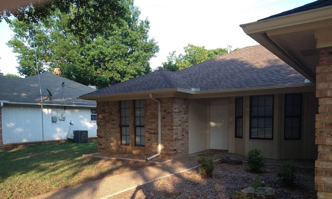 Cleburne House | Comfortable room in a house in a quiet neighborhood. Full kitchen/living room