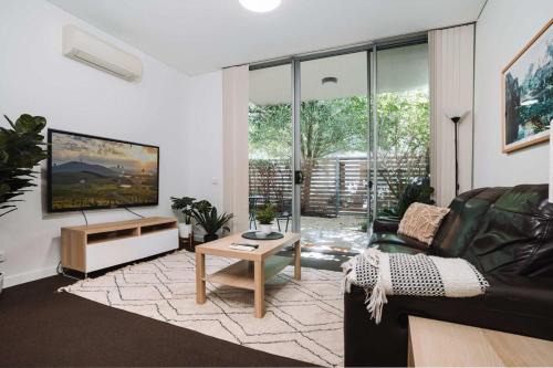 Phillip Apartment | Comfy 1-Bed with Spacious Courtyard & Parking