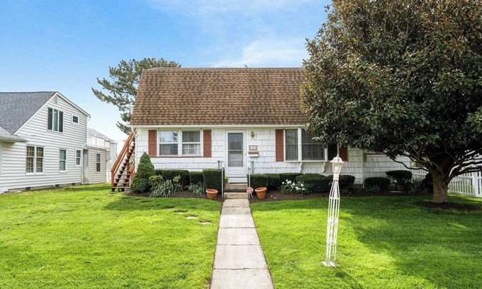 South End House | Comfy 2-brm house with porch, big yard in peaceful south Ocean City. Sleeps 6.