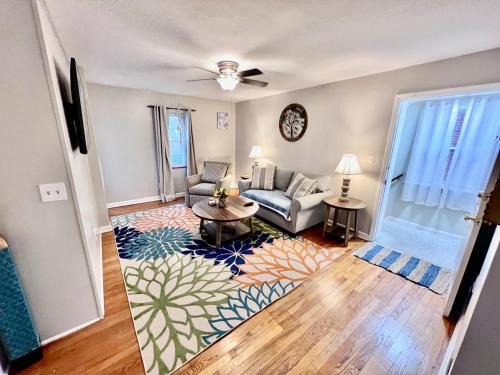Westwood Apartment | Comfy 2nd Floor Apartment in Quiet Neighborhood 13 Min to Dwntwn