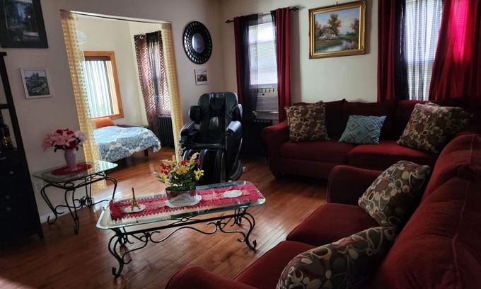 Queens House | Comfy 4 bed house in NY. 20 min from NYC by train 20 min from JFK & LGA