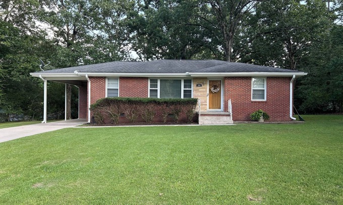 Weaver House | Comfy & Cozy Home in Weaver!