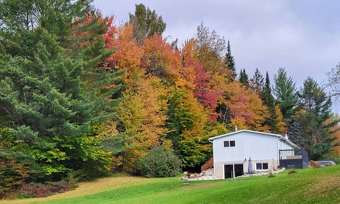 Potton Ski Chalet | Comfy creekside chalet+5 skiResorts+HiSpeedNet&Workspace+Fireplace&Hometheater